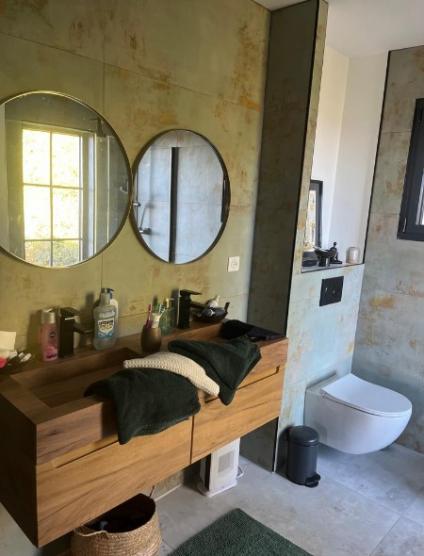 Présentation d'une salle de bain finie dans le secteur de bois guillaume par la société Nicolas DEVIS